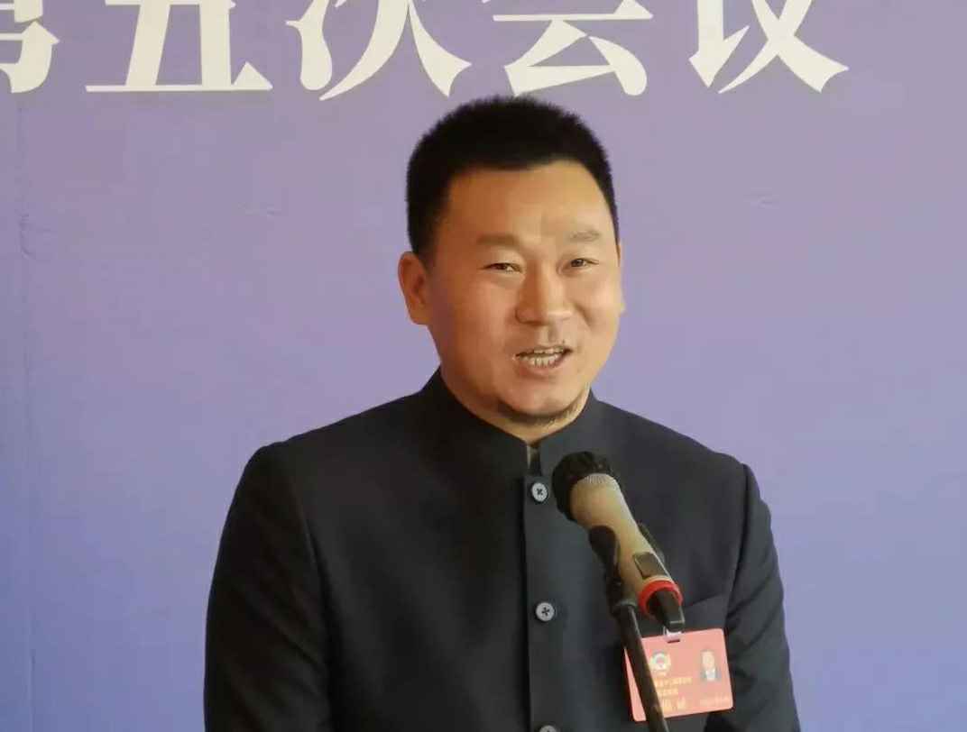 为进一步展示市政协团结、民主、开放、自信的形象，向市民和网友展示政协委员的履职风采，中山市政协十二届五次会议在2月4日上午开幕前开设“委员通道”，市政协委员、九游·网站入口-九游(中国)公司总经理陈朝阳走进“委员通道”，回应社会关切的问题。他就如何做好城市应急管理规划的问题进行发言，并回答记者提问。.jpg
